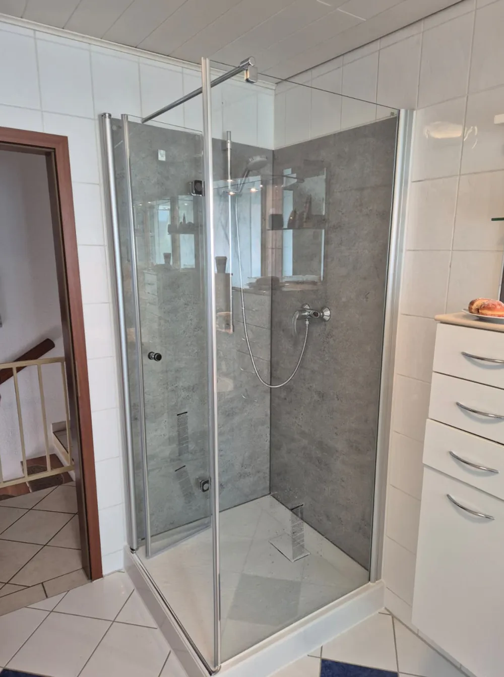 Bad nach dem Umbau - leicht begehbare Dusche