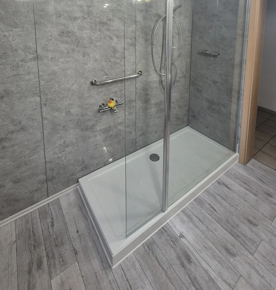 Wanne zur Dusche umbauen – barrierefreier Badumbau in Leipzig, begehbare Dusche mit flachem Einstieg
