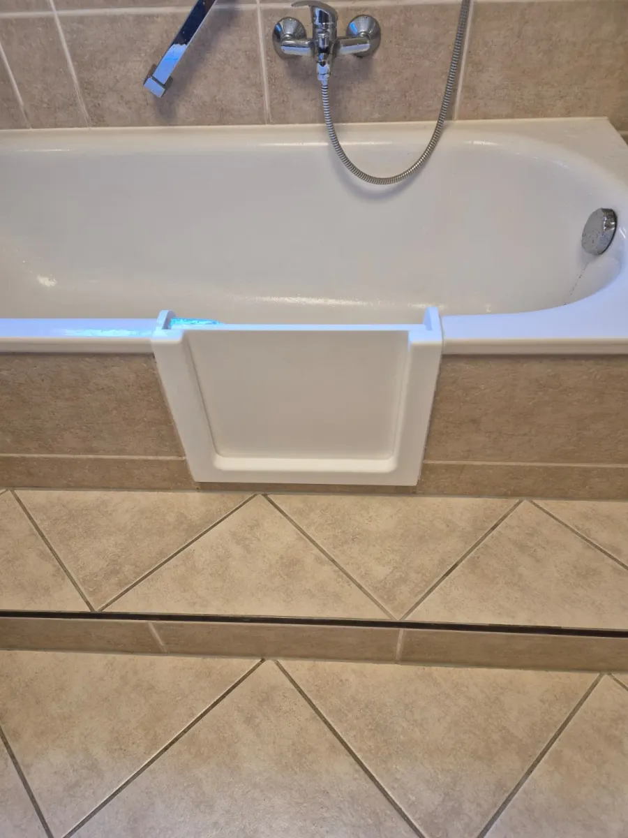 Badewannentür nachträglich einbauen – niedriger Einstieg in die vorhandene Badewanne, Badumbau Leipzig